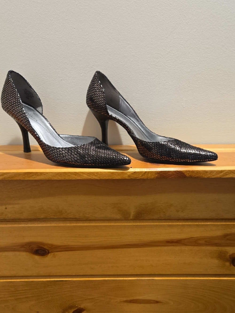 Anne Klein Classic Women's Pointed-Toe Pump in Black Peuter  Snake-Texture 8.5